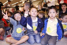 Children holding up peace sign